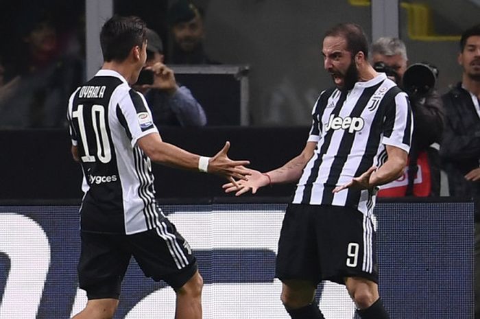    Striker Juventus, Gonzalo Higuain (kanan), merayakan golnya bersama Paulo Dybala dalam laga Liga Italia kontra AC Milan di Stadion San Siro, Milan, pada 28 Oktober 2017.   