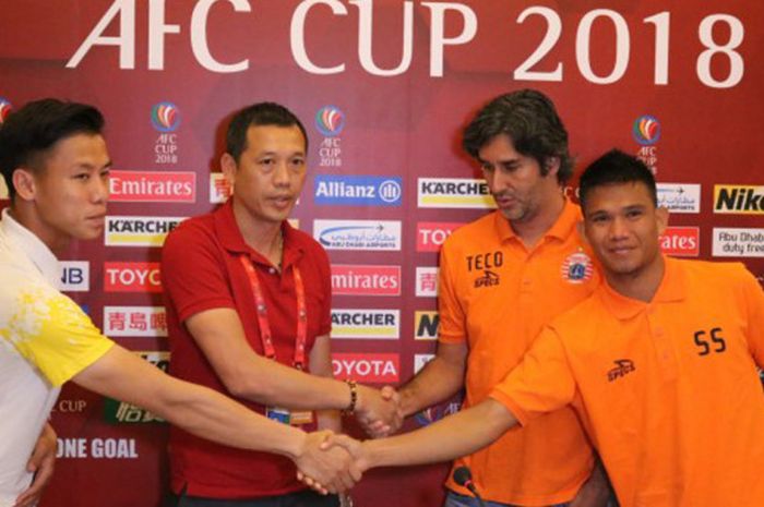 Gelandang Song Lam Nghe An, Que Ngoc Hai (kiri), Pelatih Song Lam Nghe An, Nguyen Duc Thang (dua dari kiri), Pelatih persija, Stefano Cugurra Teco dan pemain Persija Sandi Darma Sute dalam konferensi pers jelang laga penyisihan Grup H Piala AFC 2018 di Hotel Saigon Kim Lien, Senin (5/3/2018).