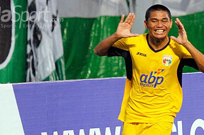 Striker Mitra Kukar, Aldino Herdianto, melakukan selebrasi seusai mencetak gol ke gawang PSS Sleman 