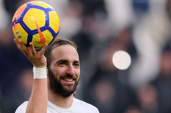   Penyerang Juventus Gonzalo Higuain membawa pulang matchball setelah mencetak tiga gol ke gawang Sassuolo dalam partai Liga Italia di Stadion Allianz Turin, 4 Februari 2018.  