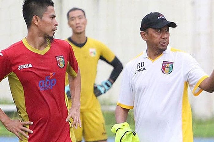 Pelatih Mitra Kukar, Rahmad Darmawan, memberi instruksi kepada pemainnya dalam sebuah sesi latihan tim.