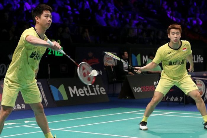 Pasangan ganda putra Indonesia, Marcus Fernaldi Gideon/Kevin Sanjaya Sukamuljo, saat menjalani pertandingan melawan Takuro Hoki/Yugo Kobayasahi (Jepang) pada babak kesatu turnamen Denmark Terbuka di Odense Sports Park, Rabu (18/10/2017).