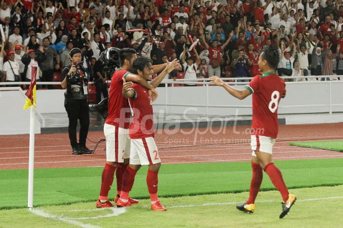 Para pemain timnas Indonesia merayakan gol Ilham Udin ke gawang  Islandia pada laga uji coba internasional di Stadion Utama GBK, Jakarta Selatan, Minggu (14/1/2018) malam. 