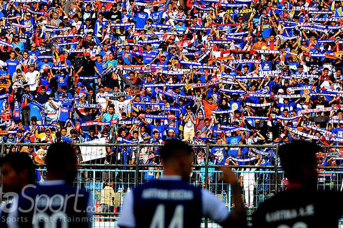   Aremania memberikan dukungan kepada Arema saat melawan Mitra Kukar pada laga pekan pertama Liga 1 