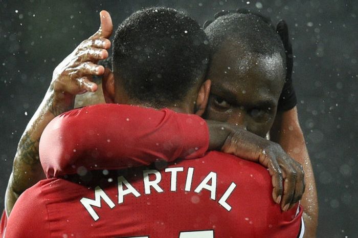 Striker Manchester United, Romelu Lukaku (kanan), merayakan golnya bersama Anthony Martial dalam laga Liga Inggris kontra Bournemouth di Stadion Old Trafford, Manchester, pada 13 Desember 2017.