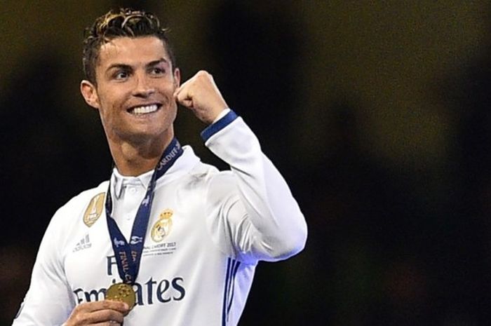 Megabintang Real Madrid, Cristiano Ronaldo, merayakan keberhasilan menjuarai Liga Champions 