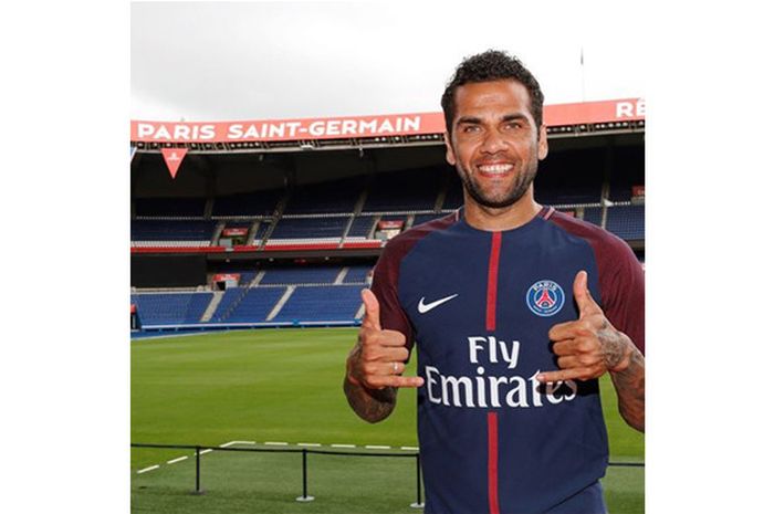 Daniel Alves berkostum Paris Saint-Germain