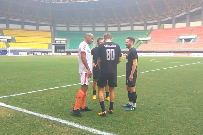 Penyerang Persija Jakarta, Reinaldo Elias da Costa, menghampiri mantan rekan-rekannya di PSM Makassar, Senin (14/8/2017).