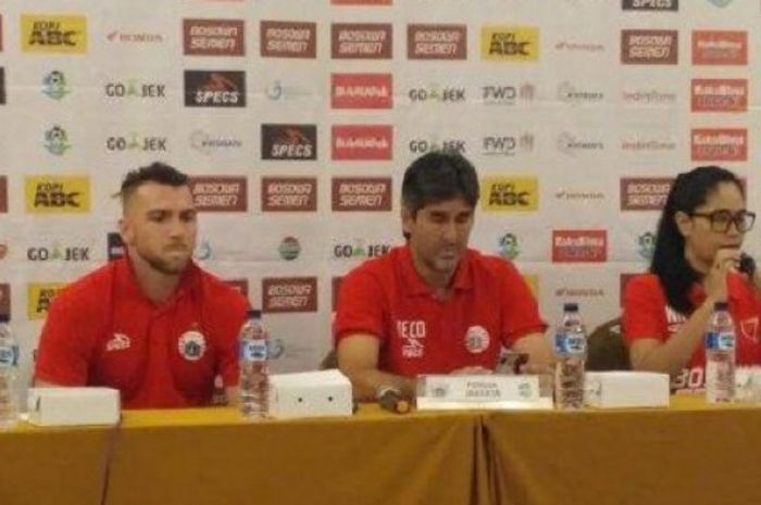 Pelatih Persija Jakarta, Stefano Cugurra, berada di tengah sedang melakukan jumpa pers sebelum laga kontra PSM Makassar di Hotel Same, Kamis (15/11/2018).