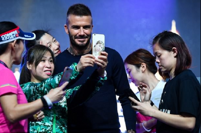 David Beckham saat melayani para penggemar untuk foto bersama