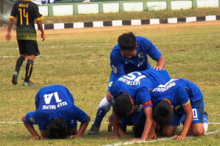 Selebrasi pemain Persib U-19 seusai mencetak gol ke gawang Sriwijaya FC pada laga pamungkas Grup 1 Liga 1 U-19 musim 2017 di Stadion Siliwangi, Kota Bandung, Sabtu (23/9/2017) sore. 