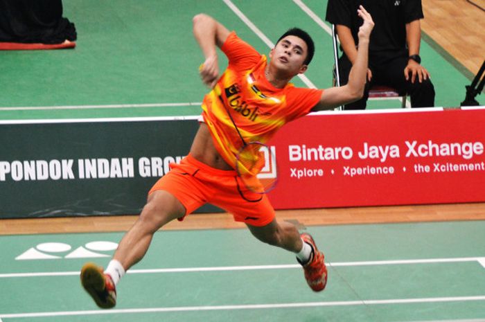 Aksi Ikhsan Leonardo Imanuel Rumbay saat melawan Karono di semi-final turnamen bulu tangkis Pembangunan Jaya Raya Junior Grand Prix 2018, Sabtu (7/4/2018)