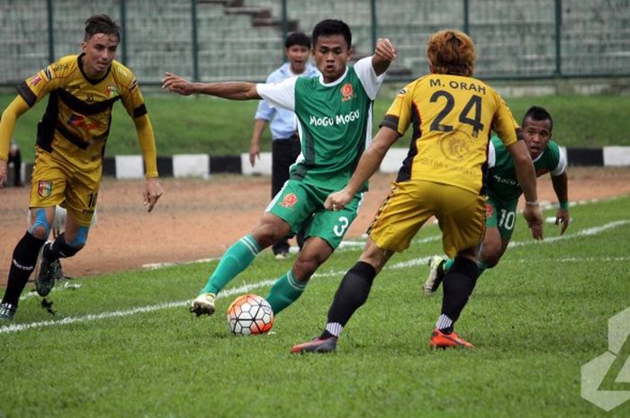 Bek PS TNI, Wiganda Pradika (tengah) mencoba mengecoh pmain Mitra Kukar, Michael Orah pada laga TSC 2016 di Stadion Siliwangi, Kota Bandung, 14 Mei 2016. Wiganda salah satu pemain PS TNI yang ingin dipulangkan PSMS Medan untuk musim 2017. 