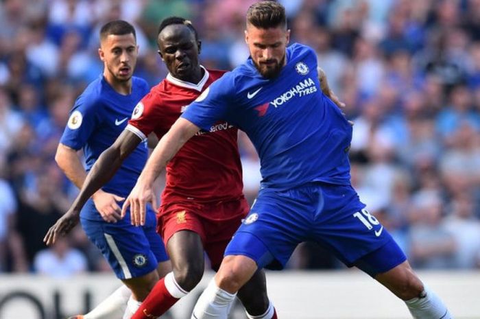 Olivier Giroud (kanan), Sadio Mane (tengah), dan Eden Hazard beraksi dalam partai Liga Inggris antara Chelsea kontra Liverpool di Stamford Bridge, London, 6 Mei 2018. 