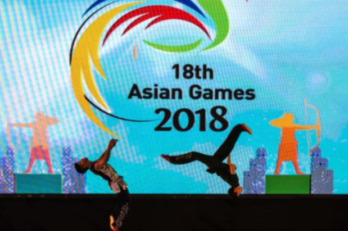  Para penari beraksi di atas panggung Countdown Asian Games 2018 yang berlangsung di Jakarta, Jumat (18/8/2017). 