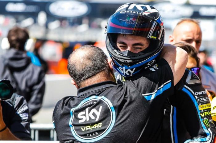 Pebalap Sky Racing Team VR46, Francesco Bagnaia, merayakan keberhasilannya merebut pole position pada seri balap Moto2 GP Prancis di Sirkuit Le Mans, Sabtu (19/5/2018).