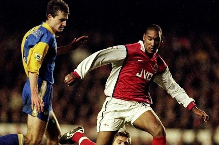 Aksi Nicolas Anelka (kanan) kala membela Arsenal (kanan) menghadapi Leeds United dalam duel Premier League di Highbury, London, 20 Desember 1998.