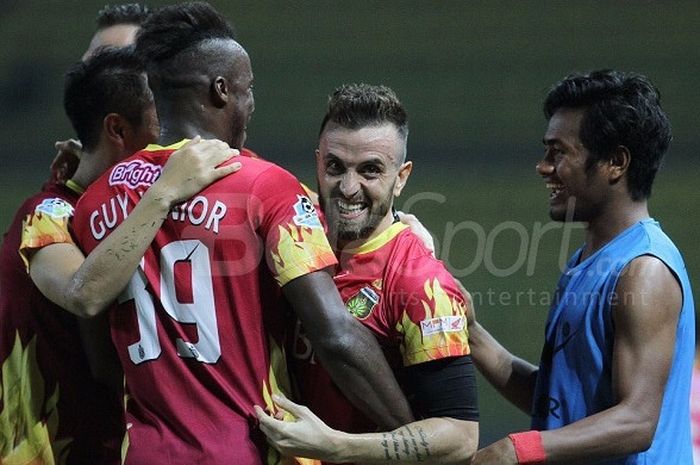 Para pemain Bhayangkara FC bersukacita setelah Ilija Spasojevic membobol gawang Bali United dalam duel Liga 1 di Stadion Patriot Candrabhaga, Kota Bekasi, Jawa Barat, Jumat (29/9/2017) malam WIB.