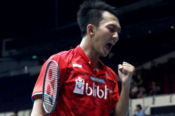 Pebulu tangkis tunggal putra nasional Indonesia, Ihsan Maulana Mustofa, bereaksi saat menjalani laga melawan Daren Liew (Malaysia) pada babak kedua turnamen Singapore Open 2018 yang berlangsung Singapore Indoor Stadium, Singapura, Kamis (19/7/2018).