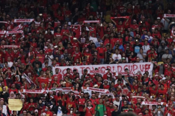    Suporter Indonesia memberikan dukungan dari tribune Stadion Bukit Jalil saat laga Timnas U-16 Indonesia vs Australia dalam perempat final Piala Asia U-16 2018, 1 Oktober 2018.    