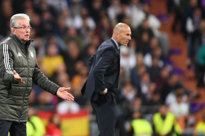 Ekspresi pelatih Bayern Muenchen, Jupp Heynckes (kiri), dan pelatih Real Madrid, Zinedine Zidane, dalam laga leg kedua semifinal Liga Champions di Stadion Santiago Bernabeu, Madrid, Spanyol pada 1 Mei 2018.