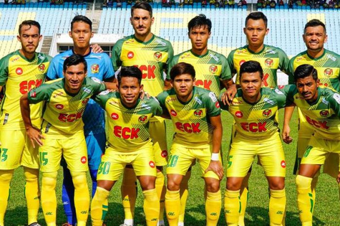 Pemain asal Indonesia, Andik Vermansah (depan, dua dari kiri) berpose dengan semua pilar Kedah FA jelang laga kontra PKNP FC pada laga Liga Super Malaysia 2018 di Stadion Negeri Pulau Pinang, Penang pada Minggu (11/2/2018) sore. 