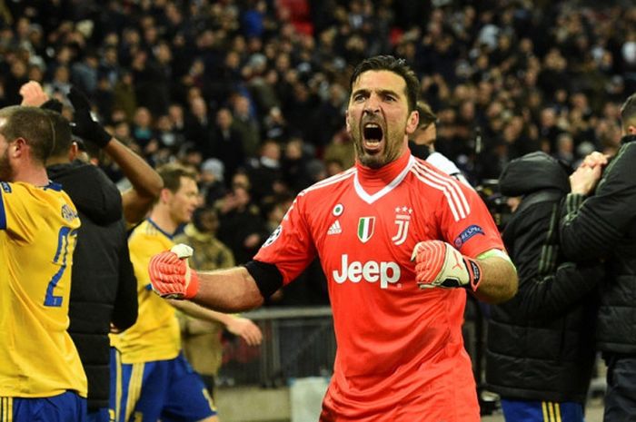 Kiper Juventus, Gianluigi Buffon, merayakan kemenangan atas Tottenham Hotspur dalam laga leg kedua babak 16 besar Liga Champions di Stadion Wembley, London, Inggris pada 7 Maret 2018.