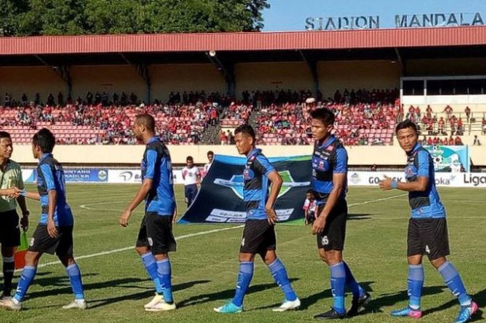 Para pemain Madura United jelang laga kontra tuan rumah Persipura Jayapura pada laga pekan ke-27 Liga 1 musim 2017 di Stadion Mandala, Jayapura pada Minggu (1/10/2017). 