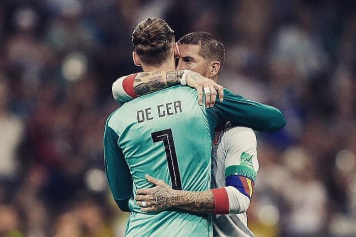 Sergio Ramos memeluk David de Gea