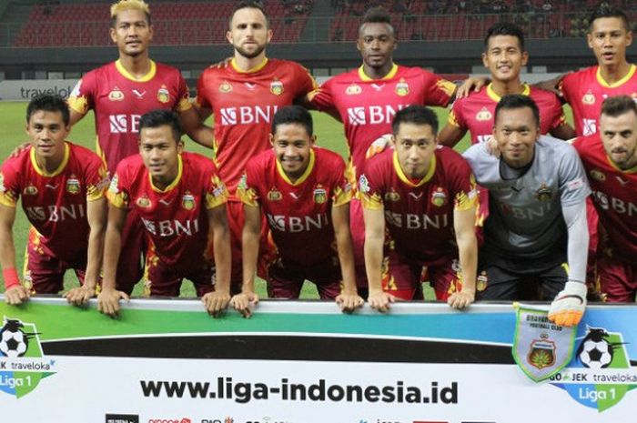 Kiper Awan Setho Raharjo (depan dua dari kanan) berpose dengan pemain Bhayangkara FC jelang laga kontra Bali United pada laga pekan ke-27 Liga 1 musim 2017 di Stadion Patriot, Kota Bekasi, Jumat (29/30/2017) malam.  