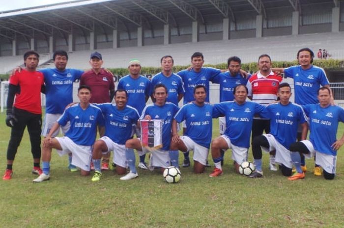 Klub veteran Mitra Devata berpose sebelum laga uji coba kontra Persewangi All Star di Stadion Diponegoro, Banyuwangi, Sabtu (11/8/2018).