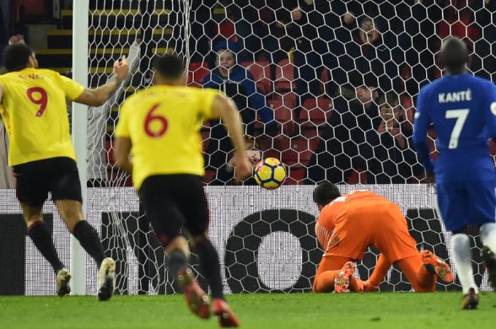 Striker Watford, Troy Deeney (kiri), merayakan gol yang dia cetak ke gawang Chelsea dalam laga Liga Inggris di Stadion Vicarage Road, Watford, pada 5 Februari 2018.