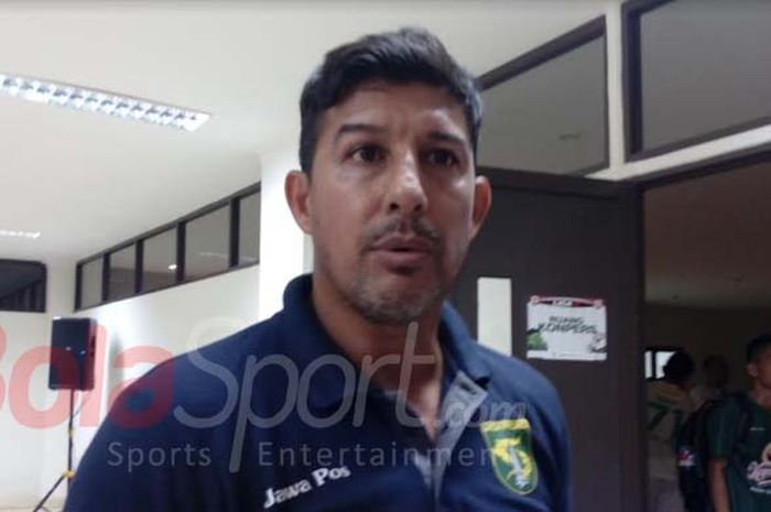 Pelatih Persebaya, Angel Alfredo Vera memberi keterangan kepada awak media usai pertandingan, Minggu (8/10/2017).