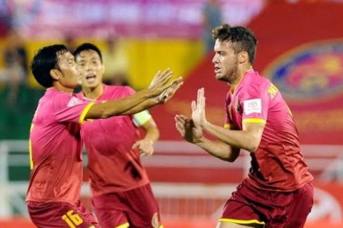 Striker Saigon FC, Patrick Dos Santos Cruz (kanan) seusai mencetak gol ke gawang Quang Nam pada lanjutan Liga Vietnam musim 2017 pada 8 April 2017. 