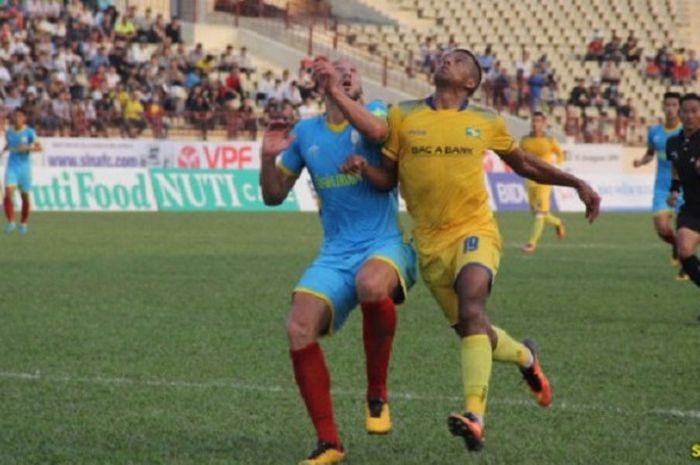 Penyerang Song Lam Nghe An, Osmar Moreira (kanan) duel dengan bek Sanna Khanh Hoa, Chaher Zerour pada laga perdana kedua tim untuk Liga Vietnam 1 di Stadion Vih, Minggu (18/3/2018) sore. 