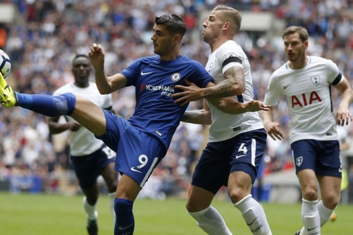 Striker Chelsea Alvaro Morata (kiri) mempertahankan bola di tengah kawalan bek Tottenham Hotspur Toby Alderweireld dalam partai Liga Inggris di Stadion Wembley, London, 20 Agustus 2017.