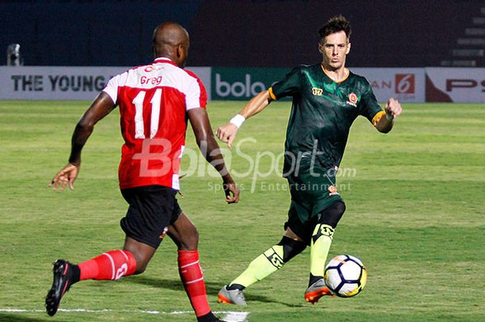 Aksi pemain sayap PS Tira, Mariano Berriex (kanan), berhadapan dengan striker Madura United, Greg Nwokolo, dalam laga lanjutan Liga 1 2018 di Stadion Sultan Agung Bantul, Senin (2/4/2018).