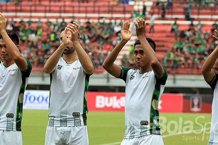 Pemain PS TNI memberikan tepuk tangan kepada penonton pada menjelang dimulainya laga melawan Madura United pada hari pertama Piala Presiden 2018 Grup C di Stadion Gelora Bung Tomo Surabaya, Jawa Timur, Kamis (18/01/2018) malam.