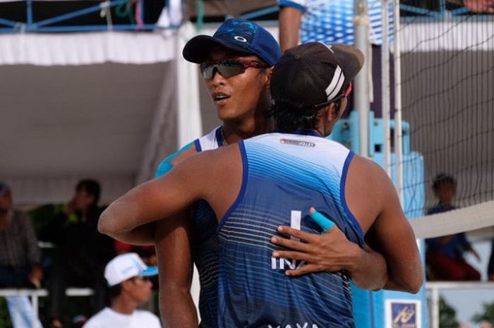 Tim voli pantai Indonesia 1, Ade Candra Rachmawan/Muhammad Ashfiya, melakukan selebrasi seusai memastikan diri ke final setelah bertanding pada semifinal Kejuaraan Voli Pantai Asia Pasifik di Jakabaring Sport City, Palembang, Minggu (22/10/2017).