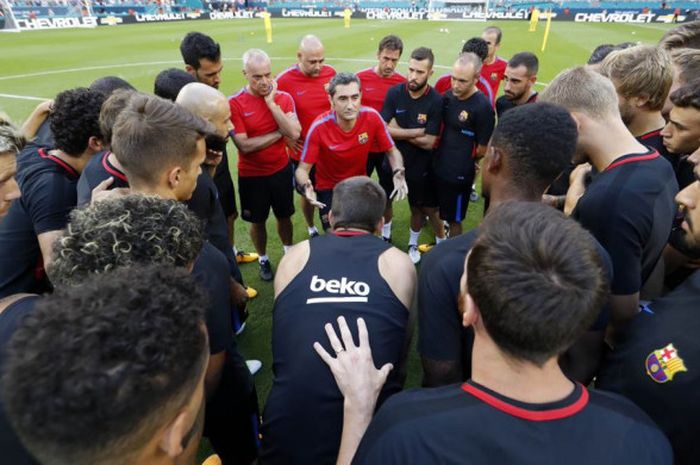 Ernesto Valverde saat bemberi arahan pada tim Barcelona saat Latihan di Hard Rock Stadium, Miami, Sabtu (29/7/2017)