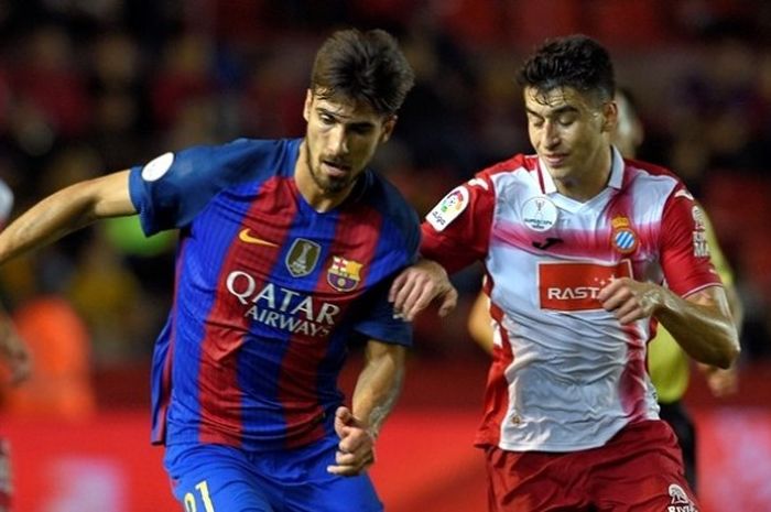 Gelandang Barcelona, Andre Gomes, melindungi bola saat melawan Espanyol pada partai Piala Super Spanyol di Stadion Tarragona, 25 Oktober 2016.