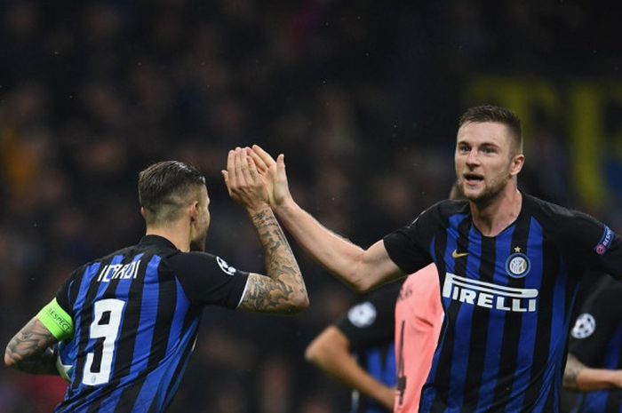 Penyerang Inter Milan, Mauro Icardi, merayakan gol yang dicetak ke gawang FC Barcelona dalam laga Grup B Liga Champions di Stadion Giuseppe Meazza, Milan, Italia pada 6 November 2018.