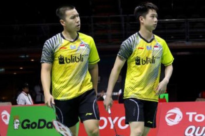  Marcus Fernaldi Gideon (kiri)/Kevin Sanjaya Sukamuljo (kanan) saat berlaga melawan Kittisak Namdash/Nipitphon Phuangphuapet (Thailand) pada babak penyisihan Grup B Piala Thomas 2018.  