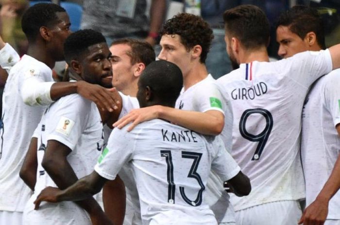 Pemain Prancis merayakan gol Raphael Varane (kanan) ke gawang Uruguay dalam laga babak perempat final Piala Dunia 2018 melawan Uruguay, 6 Juli 2018 di Nizhny Novgorod.  