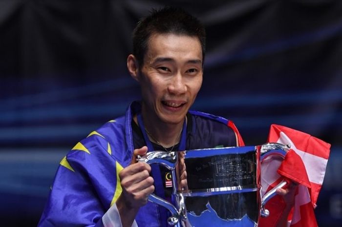 Pebulu tangkis tunggal putra Malaysia, Lee Chong Wei, berpose dengan trofi All England yang dia dapatkan setelah mengalahkan Shi Yuqi (China) pada laga final di Barclaycard Arena, Birmingham, Minggu (12/3/2017).