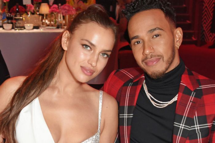 Irina Shayk (kiri) bersama dengan Lewis Hamilton