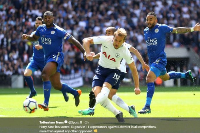 Penyerang Tottenham Hotspur, Harry Kane, berduel dengan para pemain Leicester City dalam laga pekan ke-38 Liga Inggris 2017-2018, pada 13 Mei 2018 di Stadion Wembley, London.