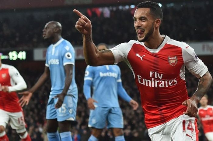 Theo Walcott melakukan selebrasi seusai mencetak gol saat Arsenal menjamu Stoke City di Stadion Emirates, Sabtu  (10/12/2016) malam WIB. 