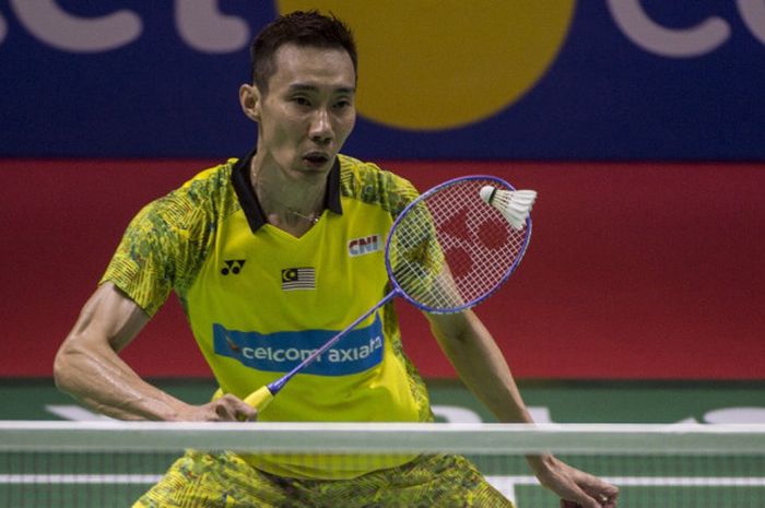 Pebulu tangkis tunggal putra Malaysia, Lee Chong Wei, mengembalikan kok dari lawannya, Kantaphon Wangcharoen (Thailand), pada babak perempat final turnamen Blibli Indonesia Open 2018 yang berlangsung di Istora Senayan, Jakarta, Jumat (6/7/2018). 