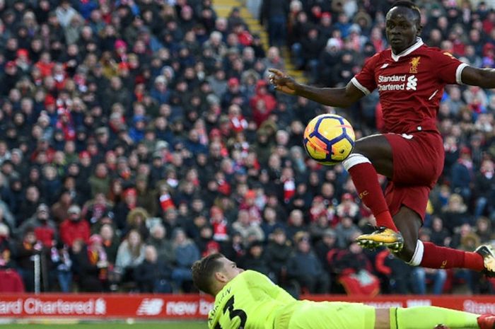  Momen pemain bintang Liverpool, Sadio Mane, mencetak gol ke gawang West Ham United pada laga lanjutan Liga Inggris di Stadion Anfield, Sabtu (24/2/2018) malam WIB. 